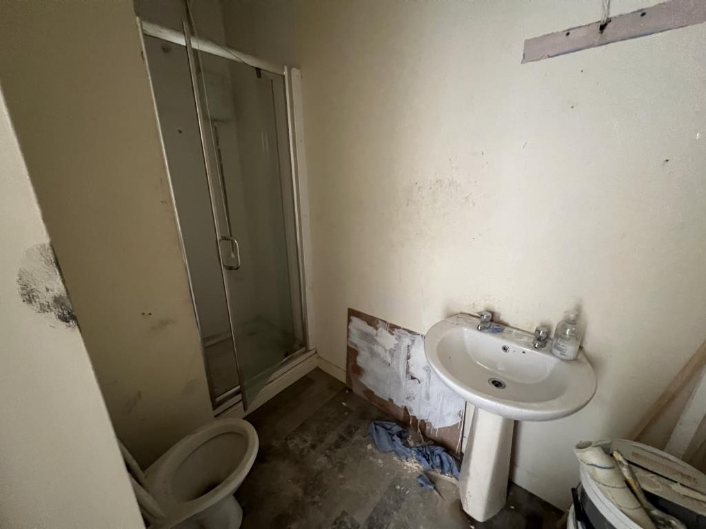 Lot: 76 - PARTIALLY REFURBISHED STUDIO FLAT FOR COMPLETION - Internal photo of the bathroom